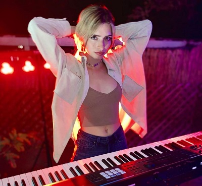 Kirsten Collins Age, Height, Boyfriend, Net worth, Family, Biography & More 8 Kirsten Collins in her home studio