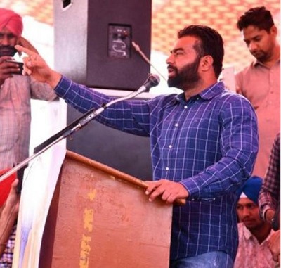 Lakha Sidhana Wiki, Age, Wife, Family, Cases, Biography & More 5 Lakha Sidhana snapped during lecture