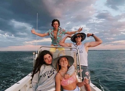 Lilly Margaret Brant Wiki, Age, Height, Boyfriend, Family, Biography & More 8 Lilly Margaret Brant with her friends