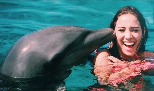 Luisa Fernanda W Wiki, Height, Age, Husband, Net worth, Biography & More 16 Luisa Fernanda W Swimming with the Dolphins