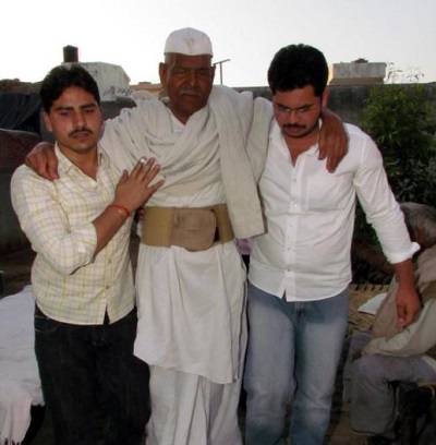 Rakesh Tikait (Farmer Leader) Wiki, Age, Wife, Net worth, Family, Biography & More 12 Mahendra Singh Tikait with his grandsons Charan Singh Tikait & Gaurav Tikait