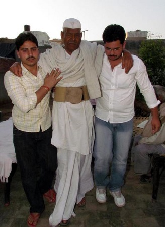 Naresh Tikait (Rakesh Tikait's Brother) Wiki, Age, Wife, Net worth, Biography & More 4 Mahendra Singh Tikait with his grandsons Chaudhary Gaurav Tikait and Charan Singh
