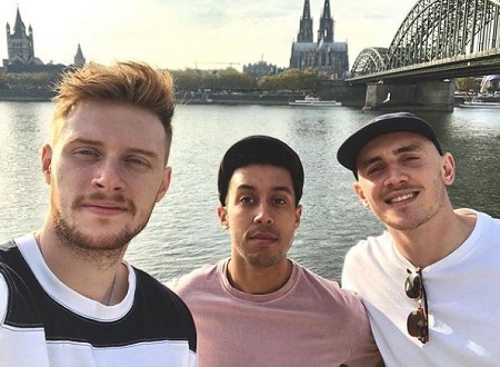 Max Parker Wiki, Age, Gay Boyfriend, Height, Net worth, Biography & More 3 Max Parker with his friends