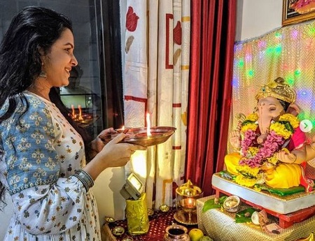Mitali Mayekar Wiki, Age, Height, Husband, Net worth, Family, Biography & More 21 Mitali Mayekar is a devotee of Lord Ganesha