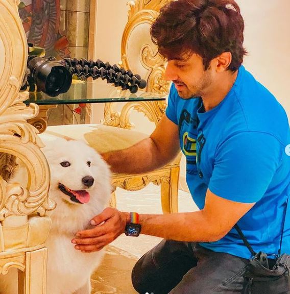 Mumbiker Nikhil: Age, Height, Wife, Girlfriend, Net worth, Family, Biography & More 20 Mumbiker Nikhil with his pet Lily