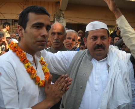 Naresh Tikait (Rakesh Tikait's Brother) Wiki, Age, Wife, Net worth, Biography & More 23 Naresh Tikait with politician Jayant Chaudhary