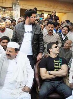 Naresh Tikait (Rakesh Tikait's Brother) Wiki, Age, Wife, Net worth, Biography & More 28 Naresh Tikait's old photo with Gaurav Tikait and Film Star Vivek Oberoi