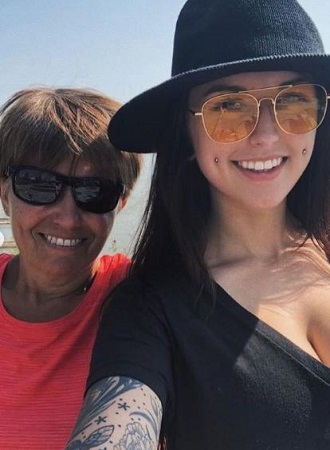 Octavia May Wiki, Height, Age, Net worth, Boyfriend, Biography & More 7 Octavia May with her mom