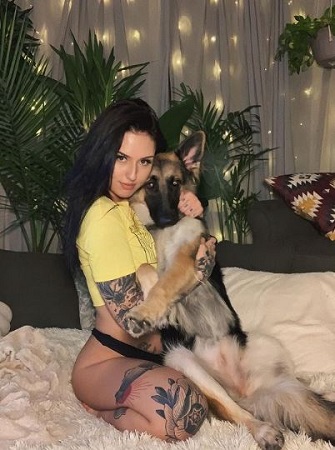 Octavia May Wiki, Height, Age, Net worth, Boyfriend, Biography & More 9 Octavia May with her pet dog Zeppelin