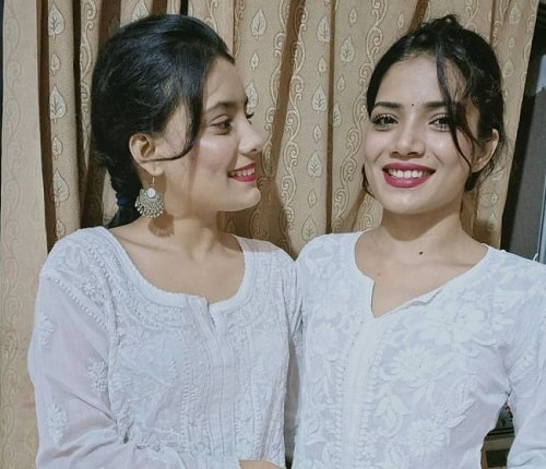 Palak Singh Wiki, Height, Age, Boyfriend, Family, Biography & More 7 Palak Singh with sister Pritika Singh.