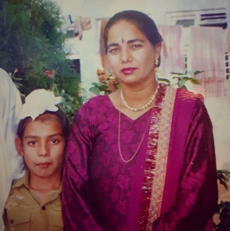 Pav Dharia Wiki, Height, Age, Wife, Net worth, Family, Biography & More 3 Pav Dharia's old picture with his mom