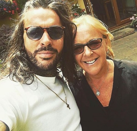 Pete Wicks: Wiki, Height, Age, Girlfriend, Net worth, Biography & More 7 Pete Wicks with his mother Tracy Wicks