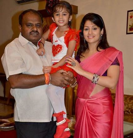 Ratan Kumar Wiki (Radhika Kumaraswamy's Ex-Husband) Age, Biography & More 6 Radhika Kumaraswamy with H.D. Kumaraswamy and daughter Shamika Kumaraswamy
