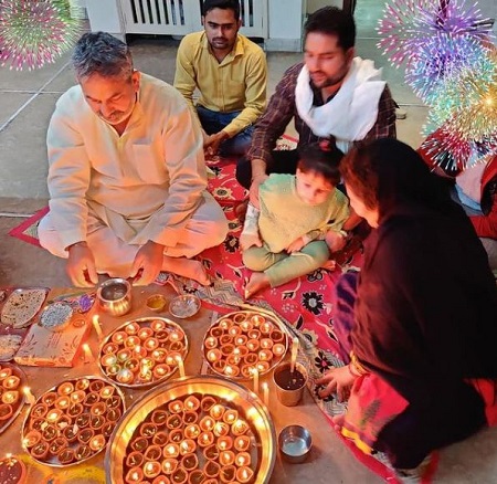 Rakesh Tikait (Farmer Leader) Wiki, Age, Wife, Net worth, Family, Biography & More 13 Rakesh Tikait celebrating Diwali festival with family