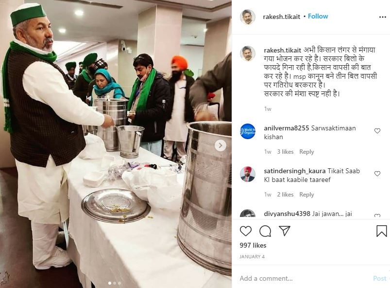 Rakesh Tikait (Farmer Leader) Wiki, Age, Wife, Net worth, Family, Biography & More 19 Rakesh Tikait distributing food to farmers during 2020-2021 farmer protest