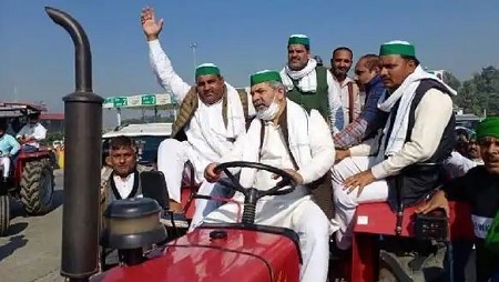Rakesh Tikait (Farmer Leader) Wiki, Age, Wife, Net worth, Family, Biography & More 17 Rakesh Tikait during tractor ralley