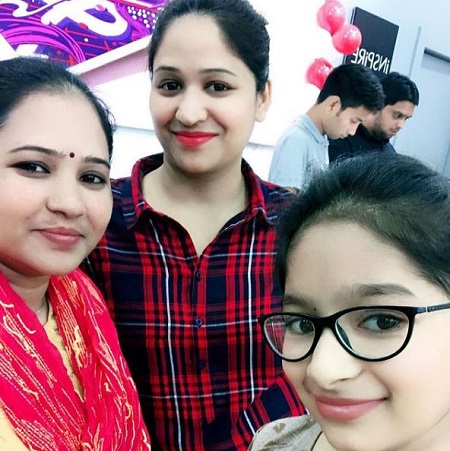Renu Sharma (Singer) Wiki, Age, Husband, Net worth, Family, Biography & More 13 Renu Sharma with her friends