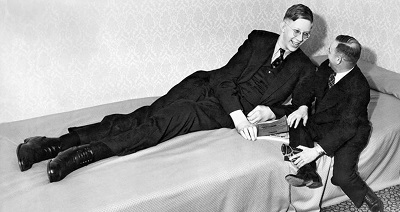 Robert Wadlow Height, Weight, Age, Wife, Kids, Biography, Death & More 8 Robert Wadlow in hotel room with friend