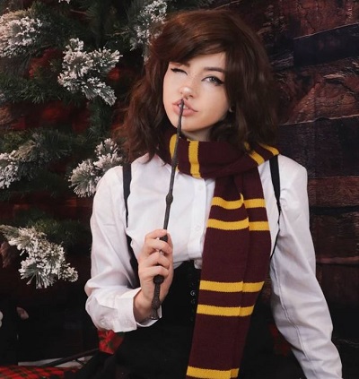Rusty Fawkes Wiki, Height, Age, Boyfriend, Family, Biography & More 12 Rusty Fawkes cosplayed Hermione character from Harry Potter Series