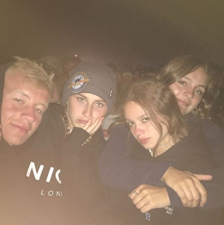 Sadie Soverall Wiki, Height, Age, Boyfriend, Net worth, Family, Biography & More 9 Sadie Soverall with her friends