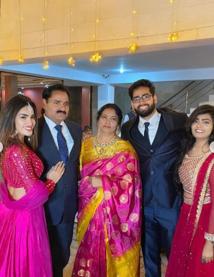 Sakshi Dwivedi: Age, Height, Boyfriend, Net worth, Family, Biography & More 5 Sakshi Dwivedi Family