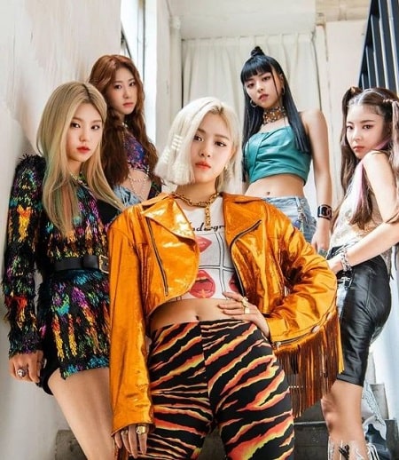 Ryujin (ITZY) Age, Height, Boyfriend, Net worth, Family, Biography & More 7 Shin Ryujin with her band members.