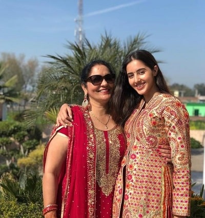 Simrat Kaur Wiki, Height, Age, Boyfriend, Family, Biography & More 6 Simrat Kaur and her mother pose for a sweet picture.