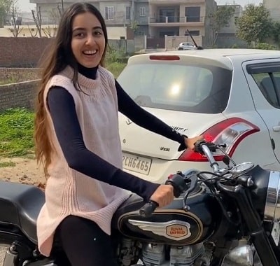 Simrat Kaur Wiki, Height, Age, Boyfriend, Family, Biography & More 16 Simrat Kaur posted a video of her riding a Royal Enfield.