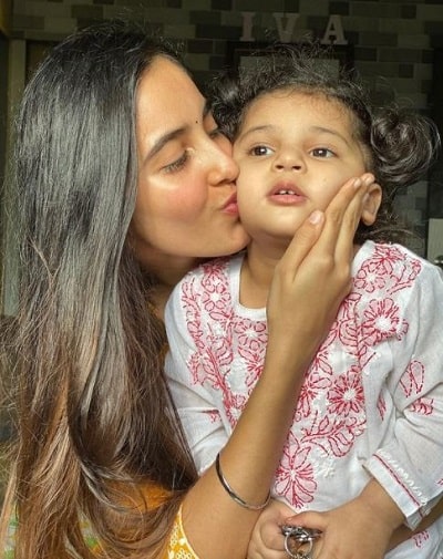 Simrat Kaur Wiki, Height, Age, Boyfriend, Family, Biography & More 7 Simrat Kaur with her niece Eva.