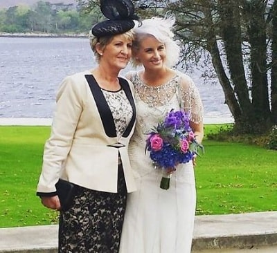 Sinead Kennedy Wiki, Age, Husband, Net worth, Family, Biography & More 5 Sinead Kennedy captured with her mother