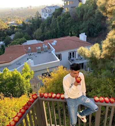 Skeppy (YouTuber) Age, Height, Net worth, Girlfriend, Biography & More 12 Skeppy loves muffins