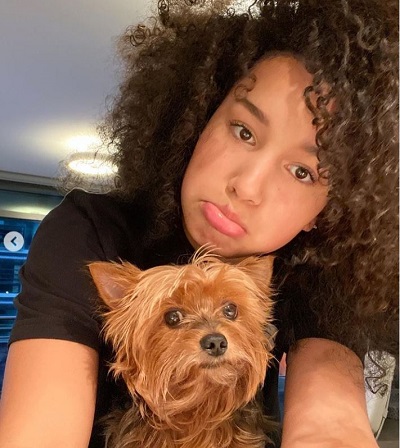 Sofia Wylie Height, Weight, Age, Boyfriend, Net worth, Biography & More 12 Sofia Wylie with her pet