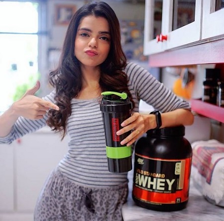 Srha Asghar Wiki, Age, Husband, Height, Net worth, Family, Biography & More 19 Srha Asghar promoting Synergize health product