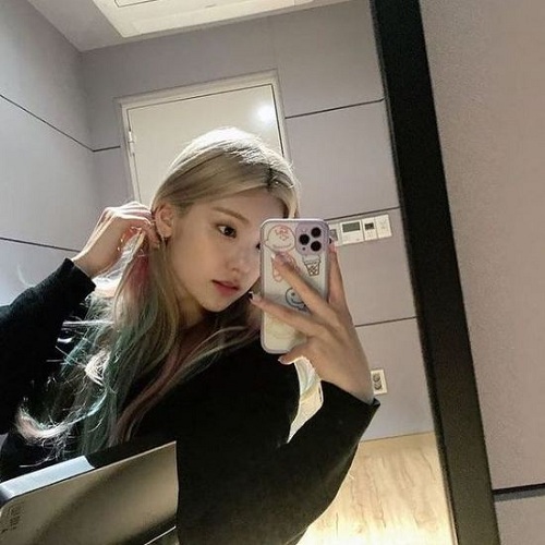 Yeji (ITZY) Age, Height, Boyfriend, Net worth, Family, Biography & More 14 Yeji has an iPhone