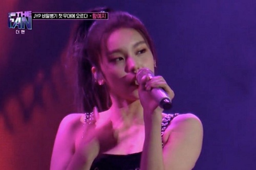 Yeji (ITZY) Age, Height, Boyfriend, Net worth, Family, Biography & More 10 Yeji performing in The Fan