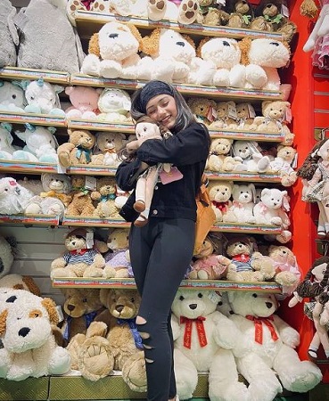 Amulya Rattan Wiki, Height, Age, Parents, Boyfriend, Biography & More 14 Amulya Rattan soft toy love