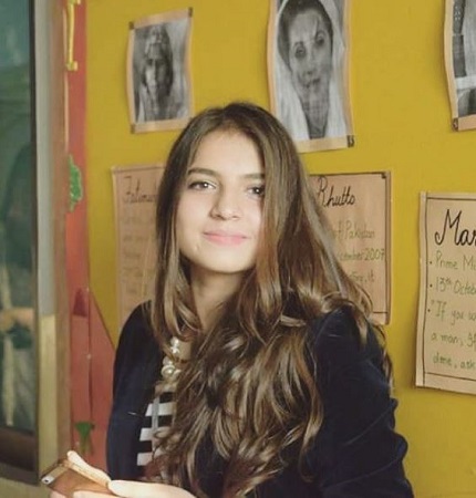 Dananeer Mobeen Wiki, Height, Age, Boyfriend, Family, Biography & More 3 An old photo of Dananeer Mobeen