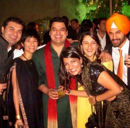 Mahima Kaul: Wiki, Age, Husband, Education, Salary, Family, Biography & More 6 An old photo of Mahima Kaul with her friends