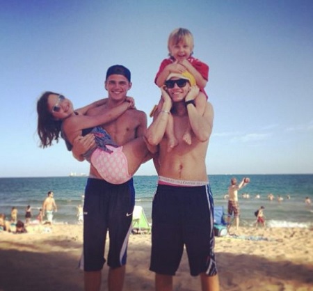 Twan Kuyper Wiki, Height, Age, Girlfriend, Family, Biography & More 6 An old photograph of Twan Kuyper with siblings Jasper, Timo and Lisa.