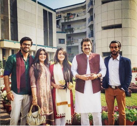 Bhavya Bishnoi Wiki, Age, Wife, Caste, Family, Net worth, Biography & More 5 Bhavya Bishnoi with his family
