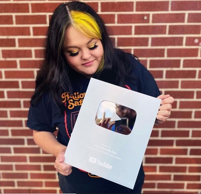CelinaSpookyBoo Wiki, Age, Height, Boyfriend, Net worth, Biography & More 11 CelinaSpookyBoo with her silver play button