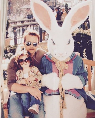 Lola Flanery Wiki, Height, Age, Boyfriend, Family, Biography & More 5 Childhood photo of Lola Flanery with her dad Sean Patrick Flanery