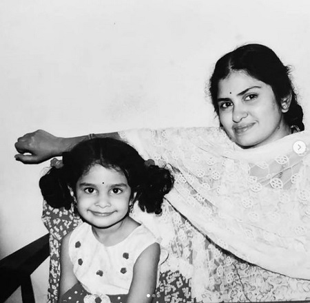 Manasa Varanasi: Wiki, Age, Height, Boyfriend, Family, Net worth, Biography & More 11 Childhood photo of Manasa Varanasi with her mom Shailaja Varanasi