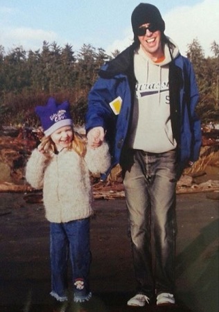 Roan Curtis Wiki, Age, Height, Boyfriend, Net worth, Biography & More 3 Childhood photo of Roan Curtis with her dad Kildare Curtis