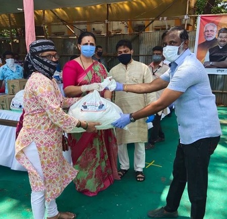 Chitra Wagh (BJP) Wiki, Age, Husband, Children, Family, Biography & More 16 Chitra Wagh distributing food to the marginalised sections of the society during Corona virus pandemic