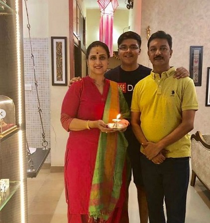 Chitra Wagh (BJP) Wiki, Age, Husband, Children, Family, Biography & More 10 Chitra Wagh with her Husband and son