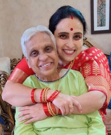 Chitra Wagh (BJP) Wiki, Age, Husband, Children, Family, Biography & More 5 Chitra Wagh with her mother
