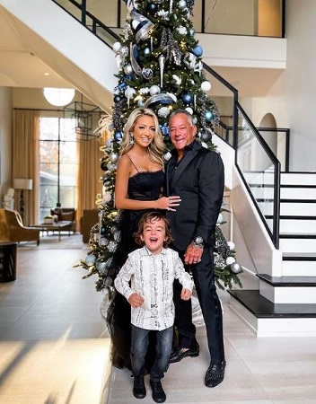Chris Carlos Wiki, Age, Wife, Net worth, Height, Family, Biography & More 12 Chris Carlos with his wife Juliana Carlos and son Michael Jr