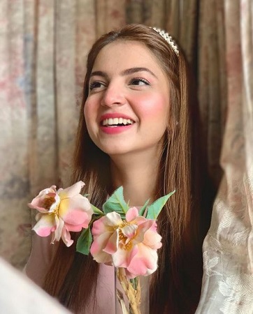 Dananeer Mobeen Wiki, Height, Age, Boyfriend, Family, Biography & More 14 Dananeer Mobeen wiki