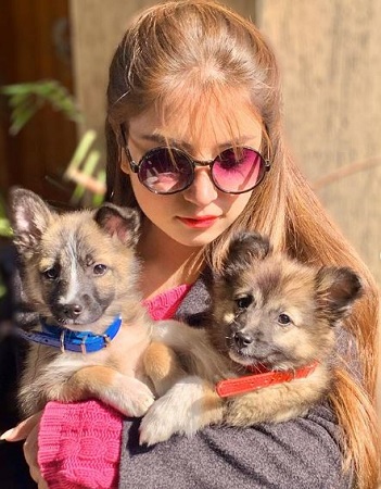 Dananeer Mobeen Wiki, Height, Age, Boyfriend, Family, Biography & More 22 Dananeer Mobeen with her pet dogs Luna & Darcy